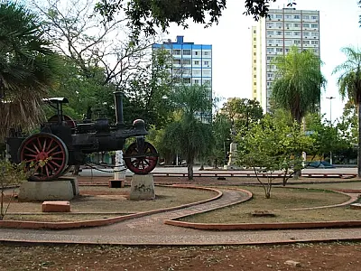 Projeto de arborização cria bosques urbanos nas praças de Corumbá