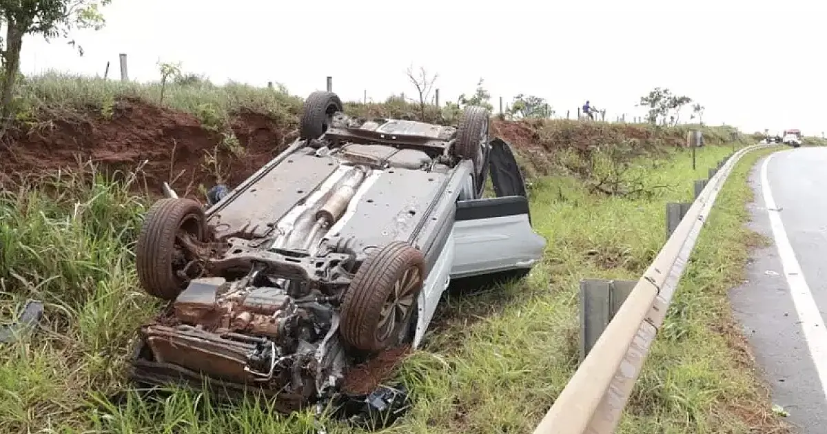 Carro é encontrado capotado às margens da MS-040