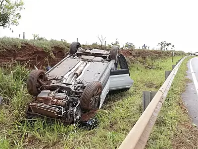 Carro é encontrado capotado às margens da MS-040