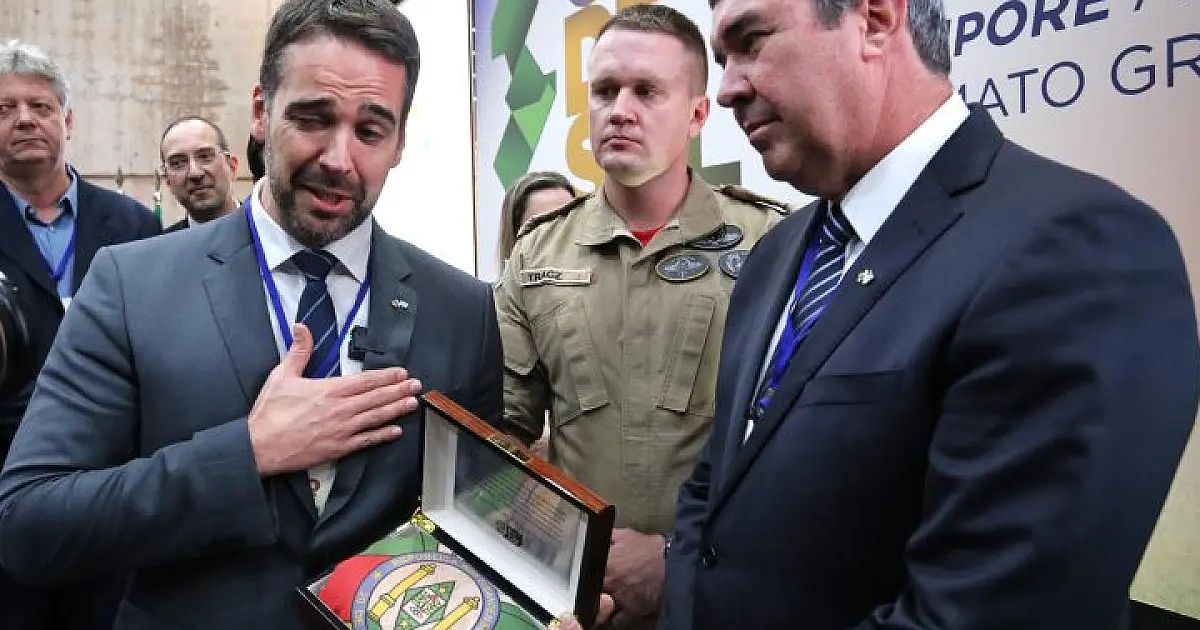 Bandeira do RS resgatada da enchente é entregue por MS como símbolo da reconstrução gaúcha