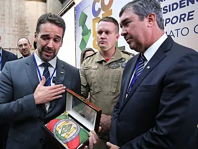 Bandeira do RS resgatada da enchente é entregue por MS como símbolo da reconstrução gaúcha