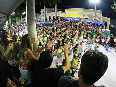 Mais de 6 mil foliões desfilam na Passarela do Samba com blocos oficiais