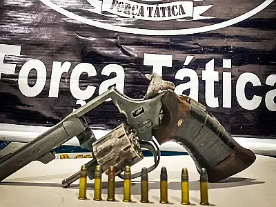 Homem é preso por agredir e ameaçar mulher com arma de fogo
