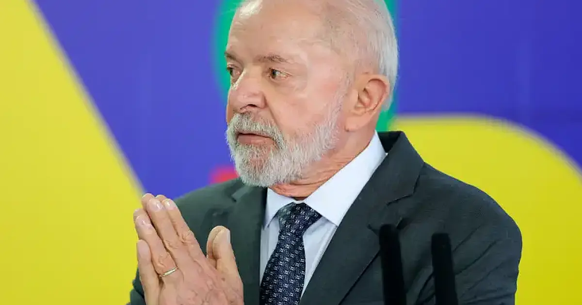 Lula conversa com Trump e pede fim de tarifaço a produtos brasileiros