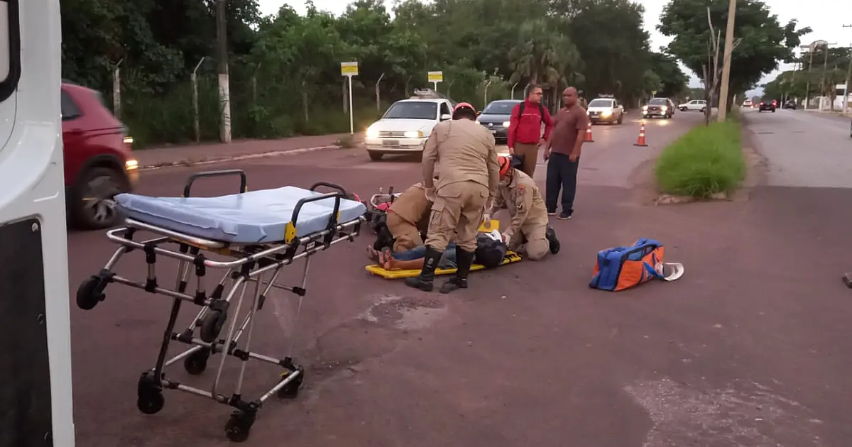 Motociclista tem o dedo do pé arrancado em colisão com carro
