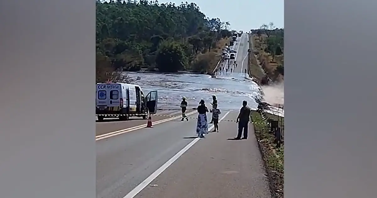 Barragem de condomínio estoura, leva asfalto e bloqueia trecho da BR Jaraguari