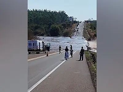 Barragem de condomínio estoura, leva asfalto e bloqueia trecho da BR Jaraguari