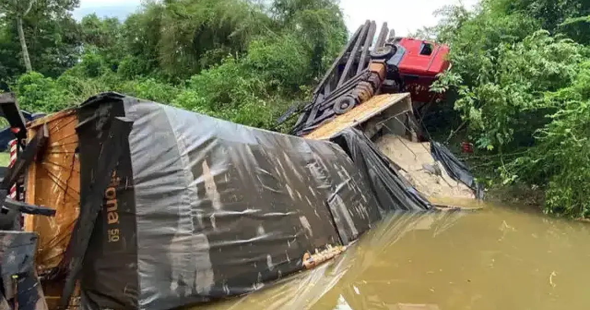 Carreta com carga acima da capacidade de peso cai no Rio do Peixe