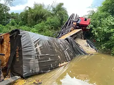 Carreta com carga acima da capacidade de peso cai no Rio do Peixe
