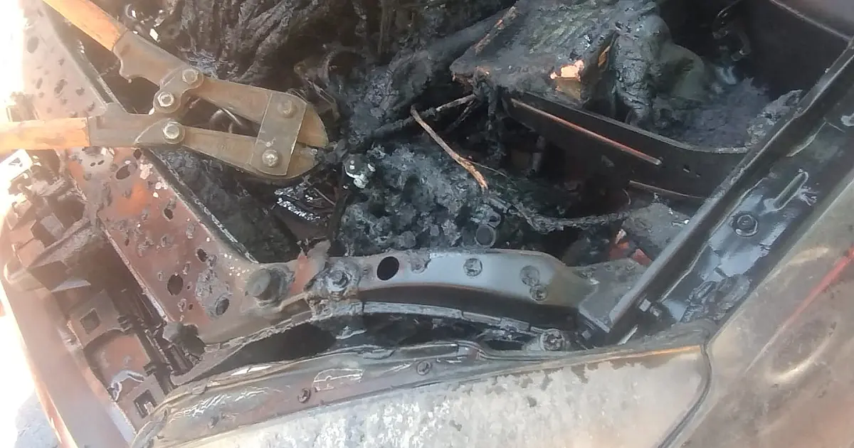 Carro pega fogo no bairro Maria Leite