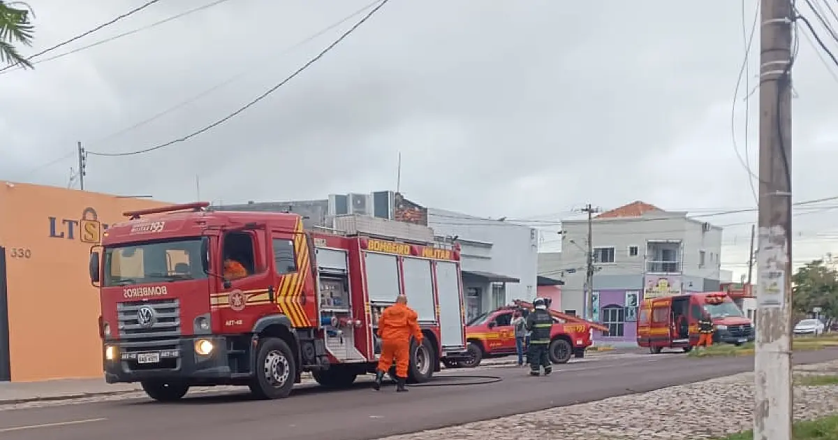 Fumaça denuncia incêndio em oficina mecânica no centro