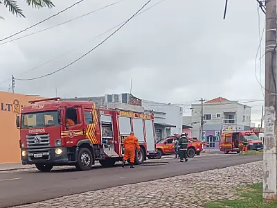 Fumaça denuncia incêndio em oficina mecânica no centro