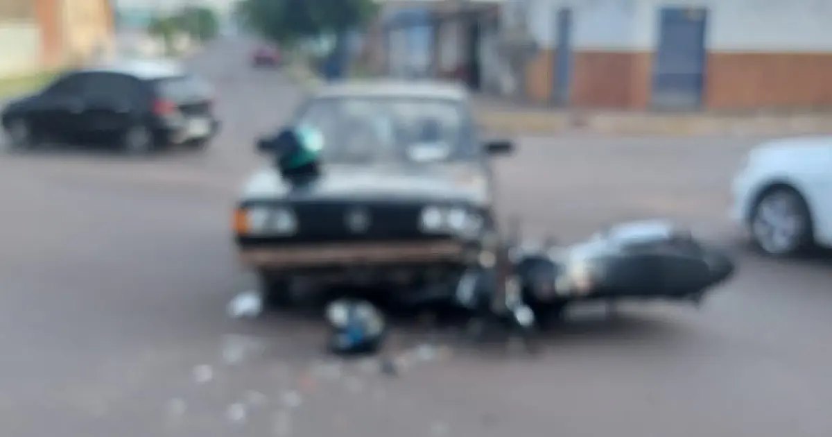 Gestante passageira em motocicleta fica ferida em colisão