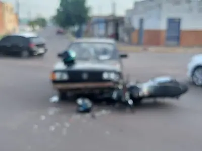 Gestante passageira em motocicleta fica ferida em colisão