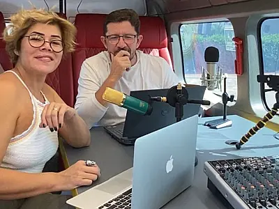 Casal equipa van com estúdio móvel de podcast para percorrer o MS