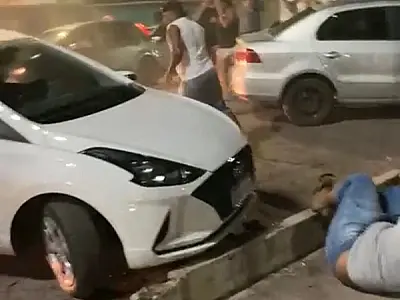 Briga generalizada e garrafadas entre polícia e multidão na praça do Nova Corumbá