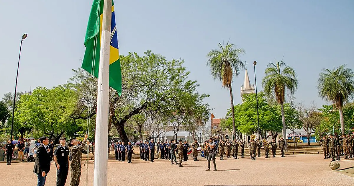 Corumbá abre Semana da Pátria com hasteamento da bandeira no Jardim da Independência