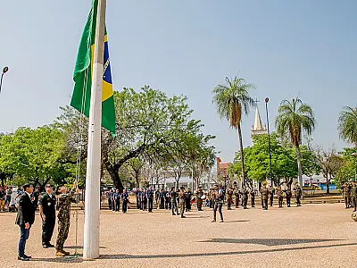 Corumbá abre Semana da Pátria com hasteamento da bandeira no Jardim da Independência