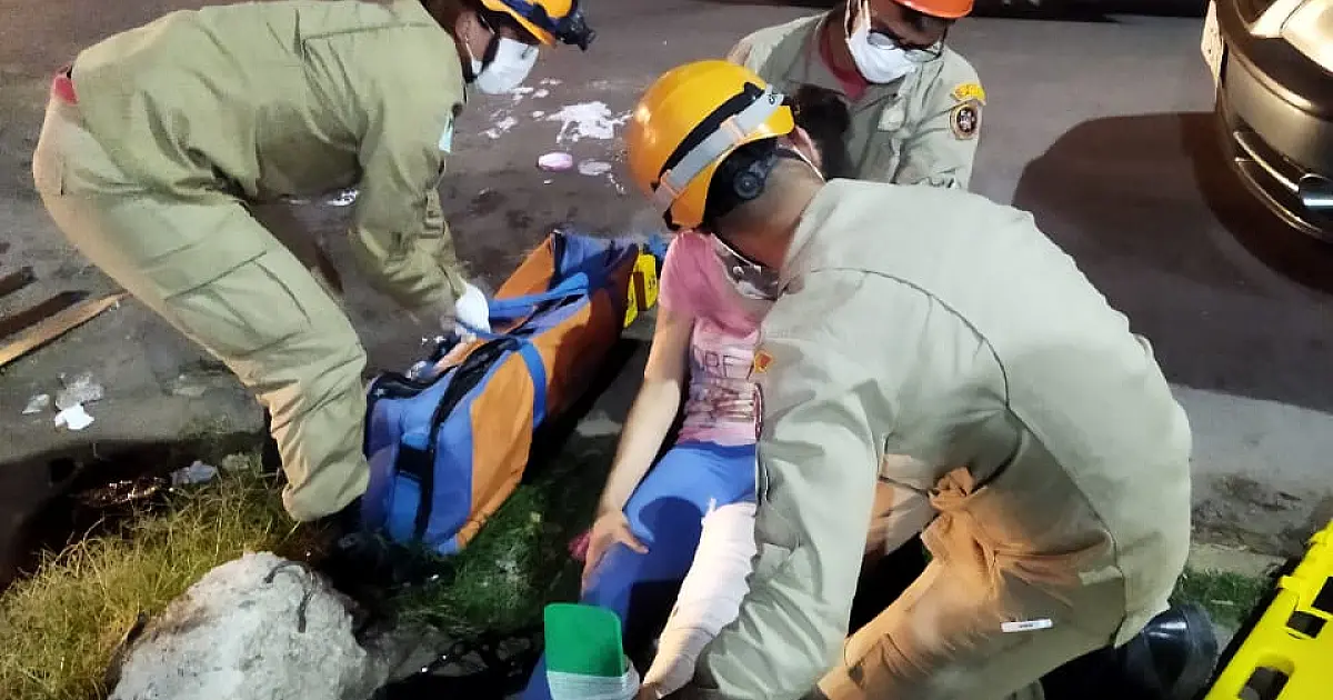 Colisão com carro deixa passageira de moto ferida no bairro Dom Bosco