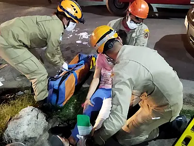 Colisão com carro deixa passageira de moto ferida no bairro Dom Bosco