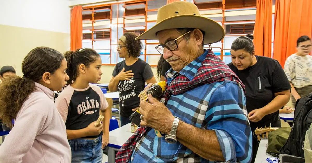 Mestre Sebastião ensina a arte da confecção da viola de cocho para estudantes na Capital