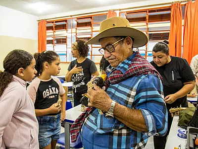 Mestre Sebastião ensina a arte da confecção da viola de cocho para estudantes na Capital