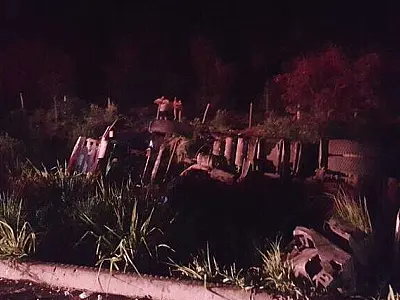 Carreta atinge ônibus parado em rodovia e mata quatro pessoas