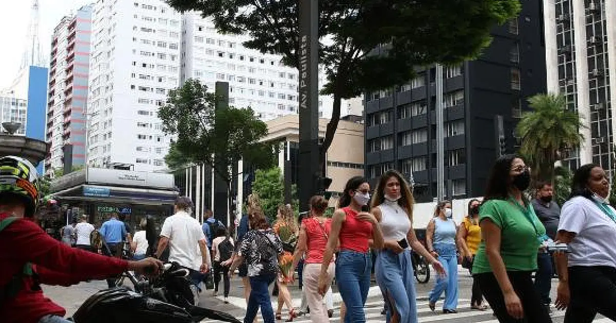 Fiocruz diz que a terceira onda, provocada pela variante Ômicron, está terminando