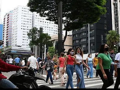Fiocruz diz que a terceira onda, provocada pela variante Ômicron, está terminando