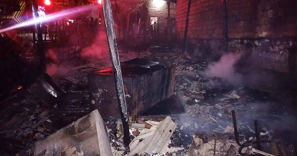 Incêndio em barraco de madeira exigiu rapidez para não atingir casa vizinha