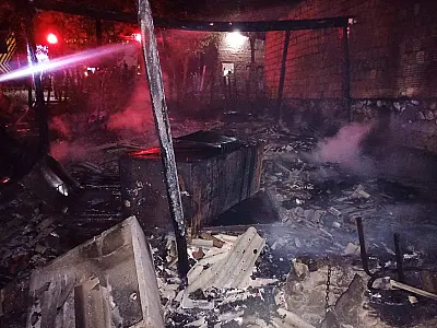 Incêndio em barraco de madeira exigiu rapidez para não atingir casa vizinha