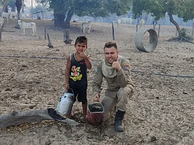 Criança emociona ao ajudar Bombeiros com baldes água em incêndio no Paiaguás