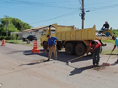 Operação "Tapa Buraco" repara trechos mais danificados em Ladário