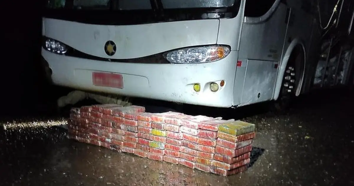 Ônibus que saiu de Corumbá com estrangeiros ilegais é flagrado com 91 kg de cocaína