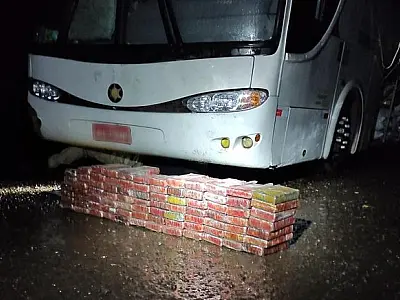 Ônibus que saiu de Corumbá com estrangeiros ilegais é flagrado com 91 kg de cocaína