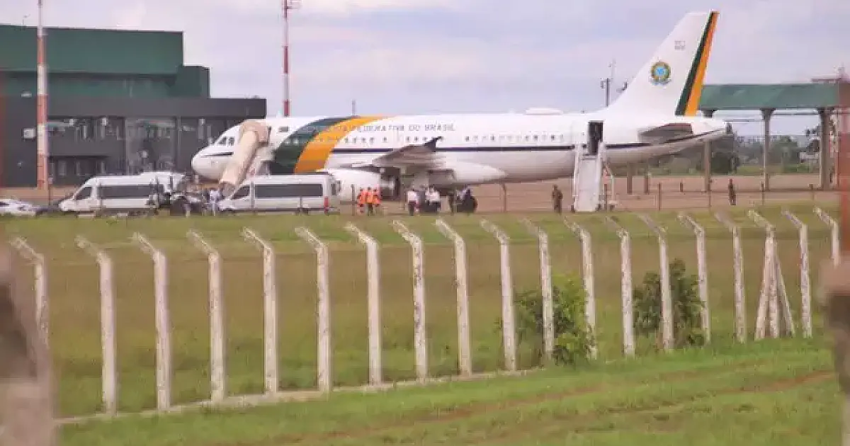 Lula desembarca na Base Aérea e segue para evento em frigorífico
