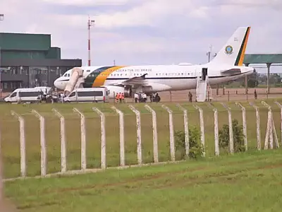 Lula desembarca na Base Aérea e segue para evento em frigorífico