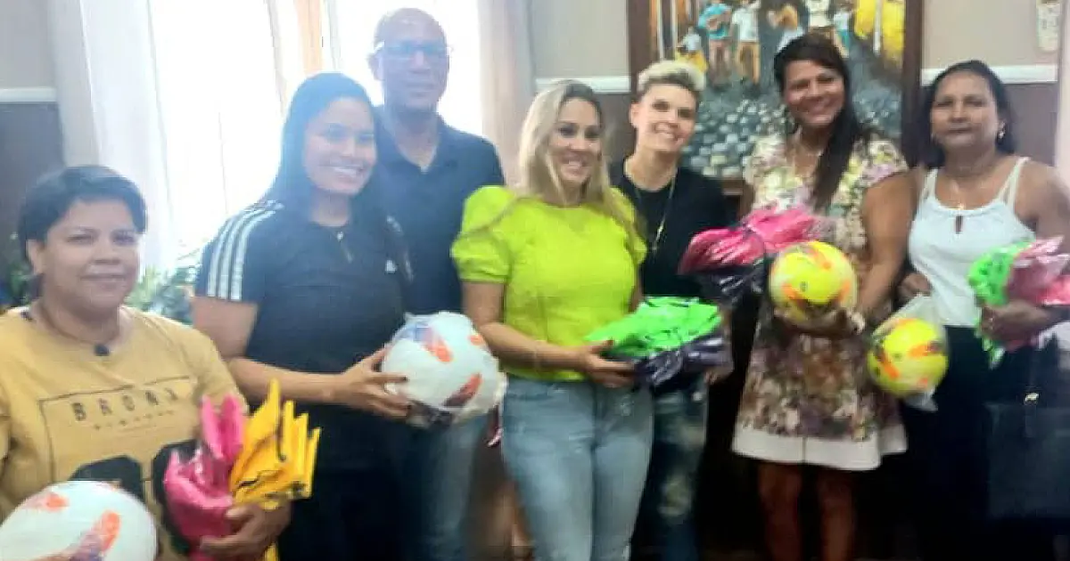 Prefeitura repassa kits esportivos para fortalecimento do futebol feminino em Corumbá