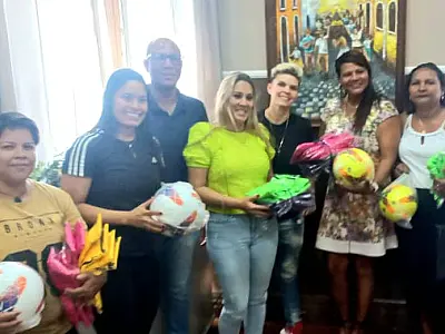 Prefeitura repassa kits esportivos para fortalecimento do futebol feminino em Corumbá