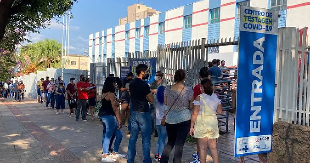 Com novo pico da pandemia, população sofre em filas e restrição volta a assombrar MS
