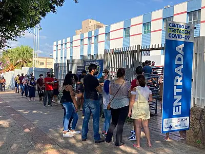 Com novo pico da pandemia, população sofre em filas e restrição volta a assombrar MS