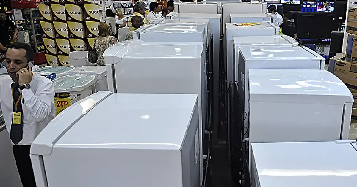Vendas no comércio caem 0,4% de outubro para novembro, diz IBGE