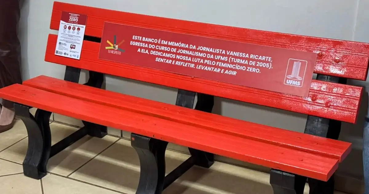UFMS instala “Banco Vermelho” em memória da jornalista Vanessa Ricarte