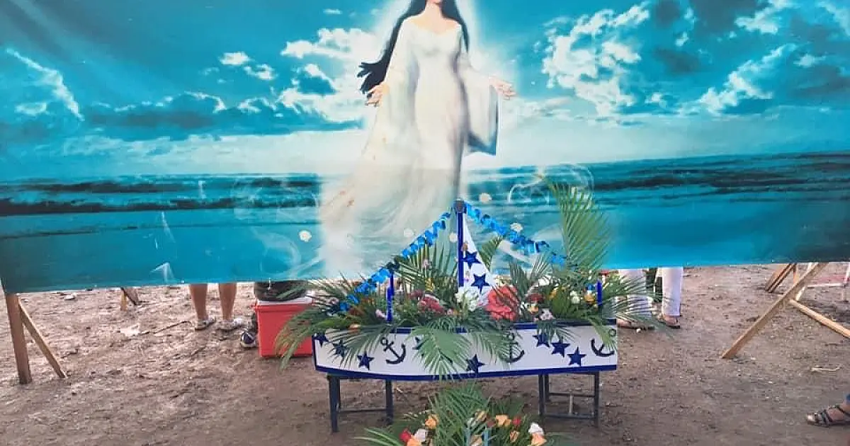 Devotos participam de homenagem a Iemanjá no Porto Geral