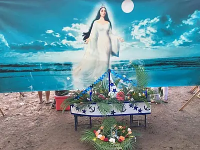 Devotos participam de homenagem a Iemanjá no Porto Geral