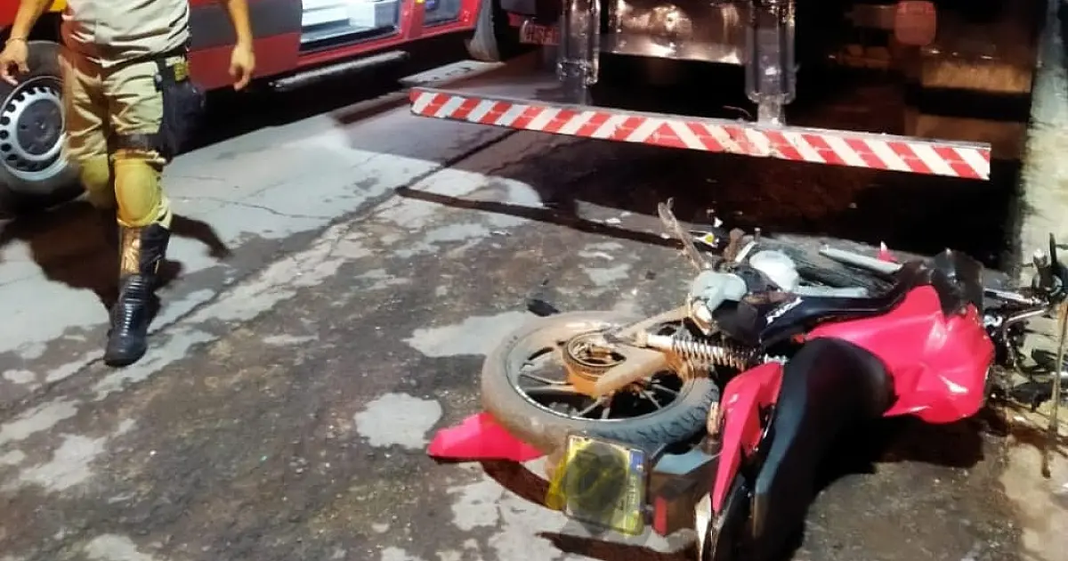 Motociclista empina em alta velocidade bate em caminhão e morre