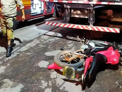 Motociclista empina em alta velocidade bate em caminhão e morre