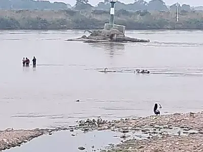 Corumbaenses andam no rio Paraguai até o farol histórico antes coberto pela água