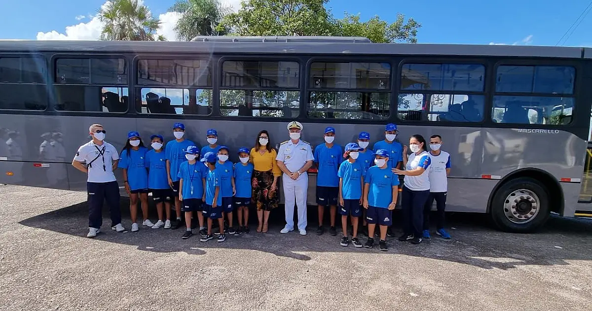 Bia Cavassa entrega ônibus para transporte de projeto social em Ladário