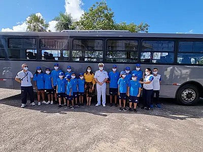 Bia Cavassa entrega ônibus para transporte de projeto social em Ladário